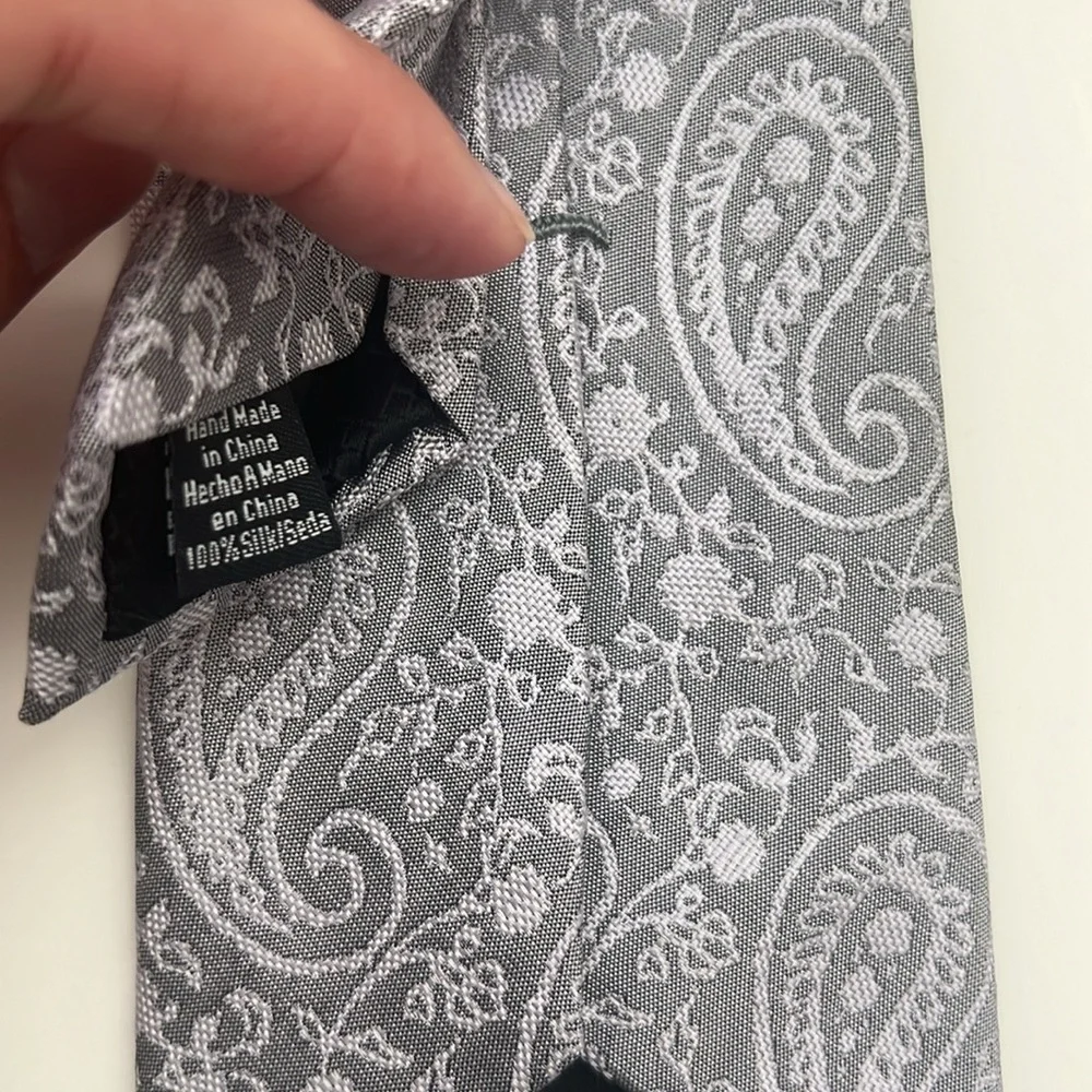 NWOT Men’s Tie Gray and Lilac Paisley design